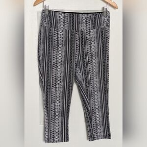 The Girls Women's (Medium) Geometric Monochrome Capris Athleisure Leggings